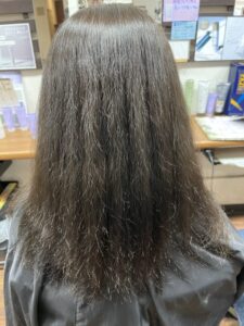 縮毛矯正後にチリチリになってしまった髪。 毛先の広がりとツヤのなさが目立ち、乾かすだけではまとまりにくい状態でした。