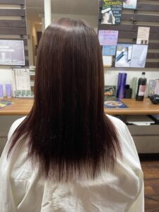 「神の矯正」で髪の内部をやさしく補修し、 自然なストレートとやわらかい質感を取り戻しました。