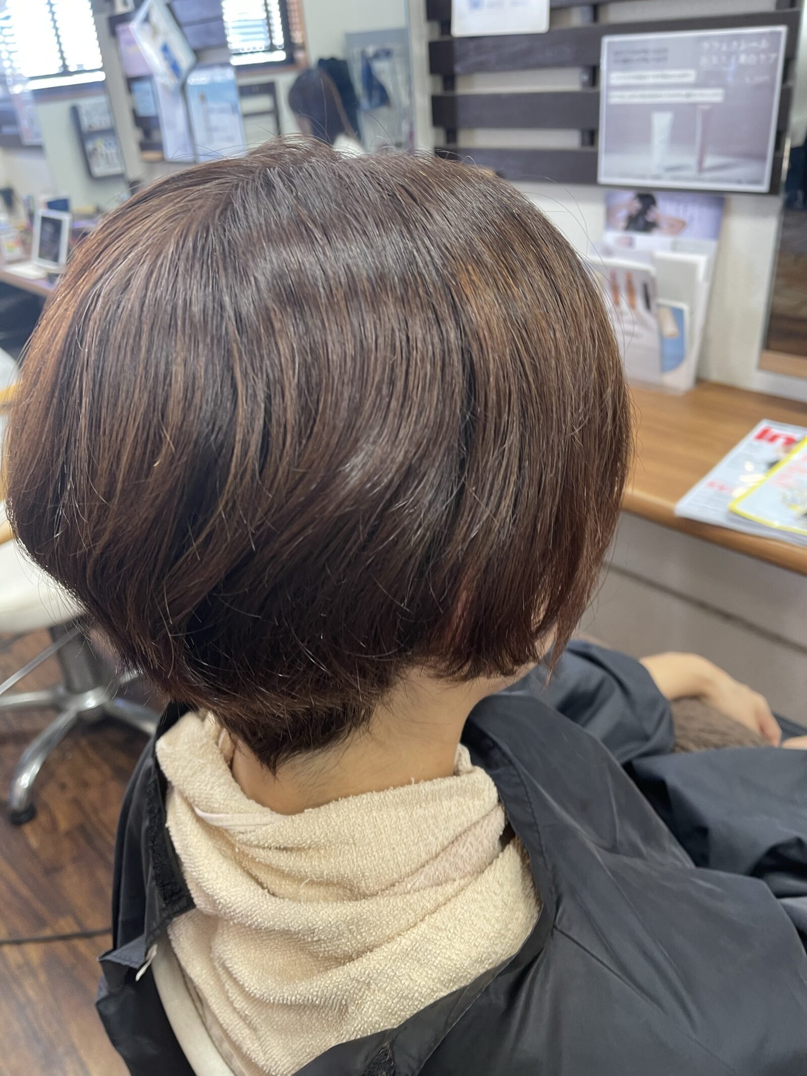 根元とブリーチ履歴のある毛先を別のカラー設計で10〜11トーンのショコラに整えた右後ろの仕上がり