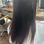 カラサポ施術後の後ろ姿。中間から毛先の毛流れとまとまりが整った長い髪
